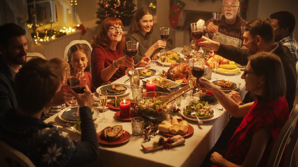 Famiglia seduta a tavola durante un pranzo di Natale in un clima conviviale