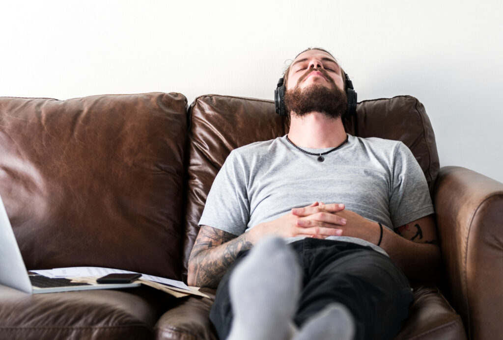 Persona in casa al mattino che riprende una routine calma