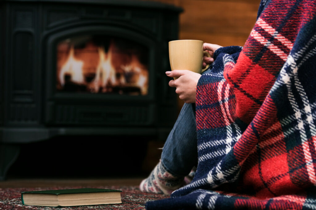 Persona in casa in un pomeriggio invernale dopo le feste