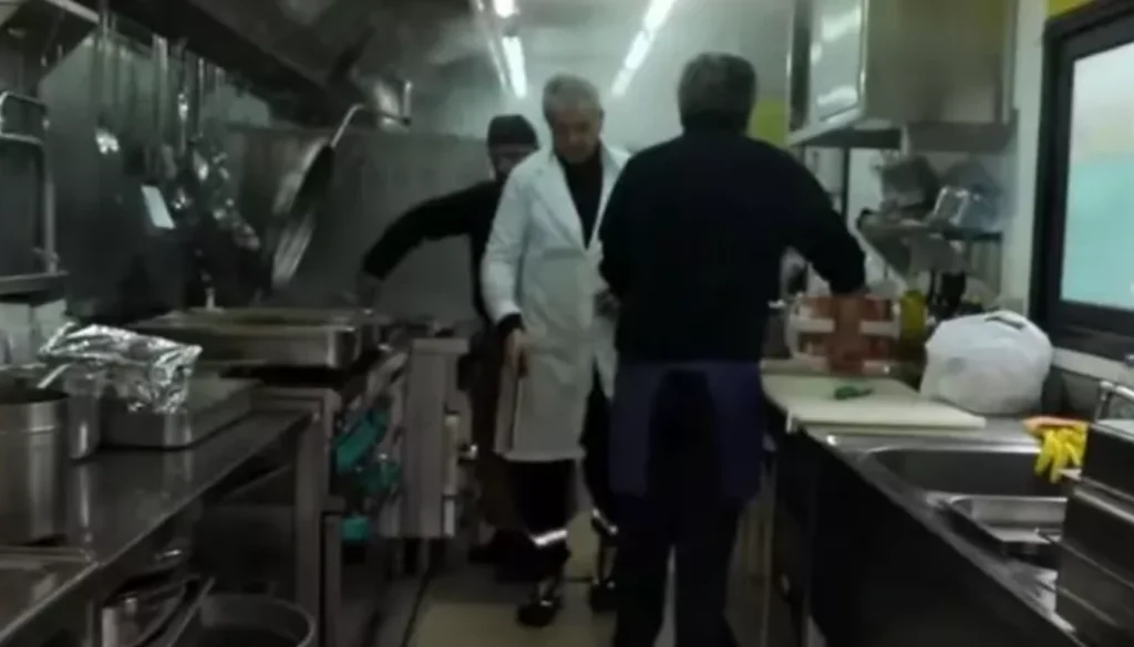 Volontari della Protezione Civile impegnati nella cucina da campo durante un'emergenza