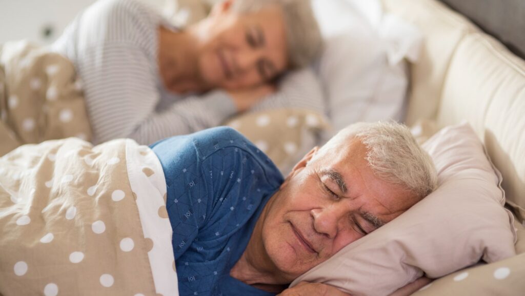 Persona che si prepara ad andare a dormire sempre alla stessa ora in un ambiente tranquillo