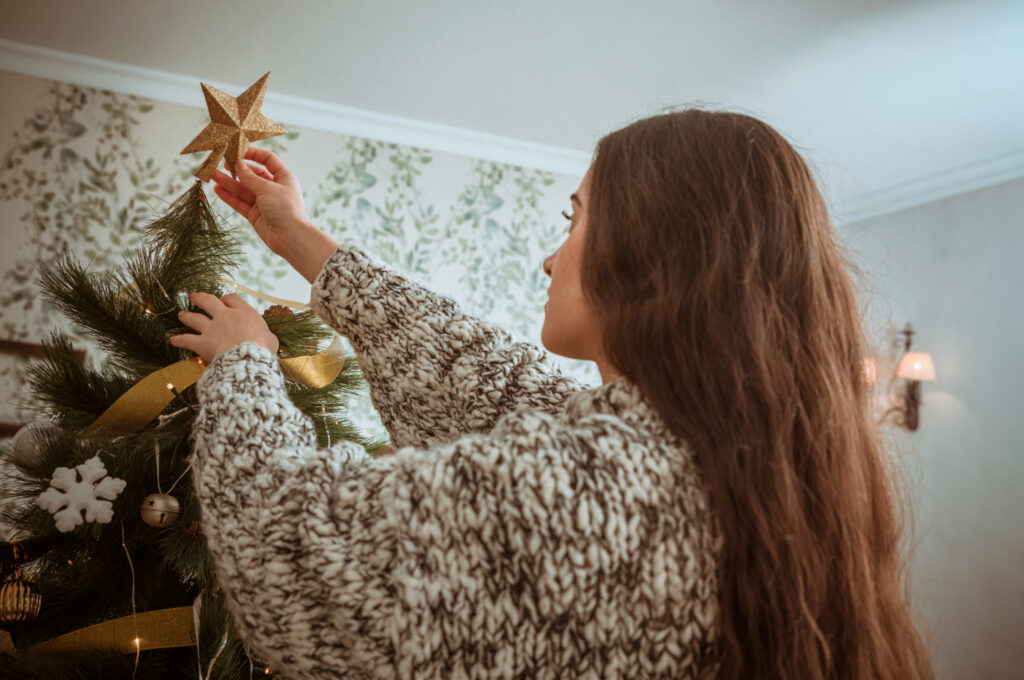 Persona che riordina casa con calma dopo le feste