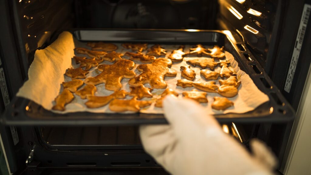Persona che riscalda un piatto nel forno a microonde in cucina