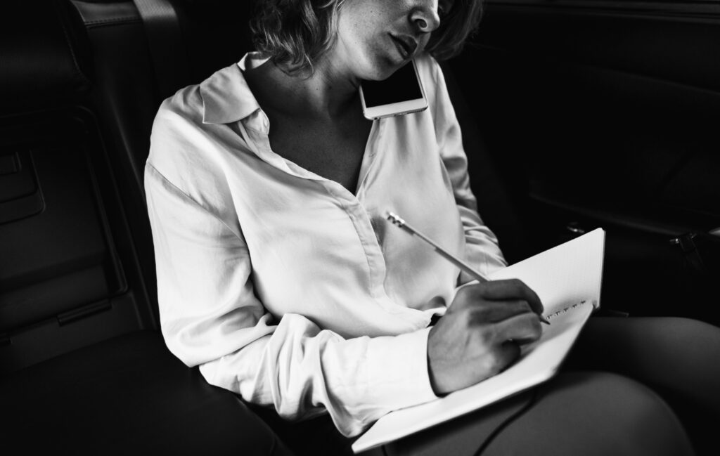 Persona seduta con agenda aperta all’inizio dell’anno, in un momento di riflessione