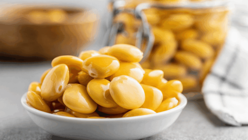 Lupini pronti al consumo serviti come snack in un contesto quotidiano