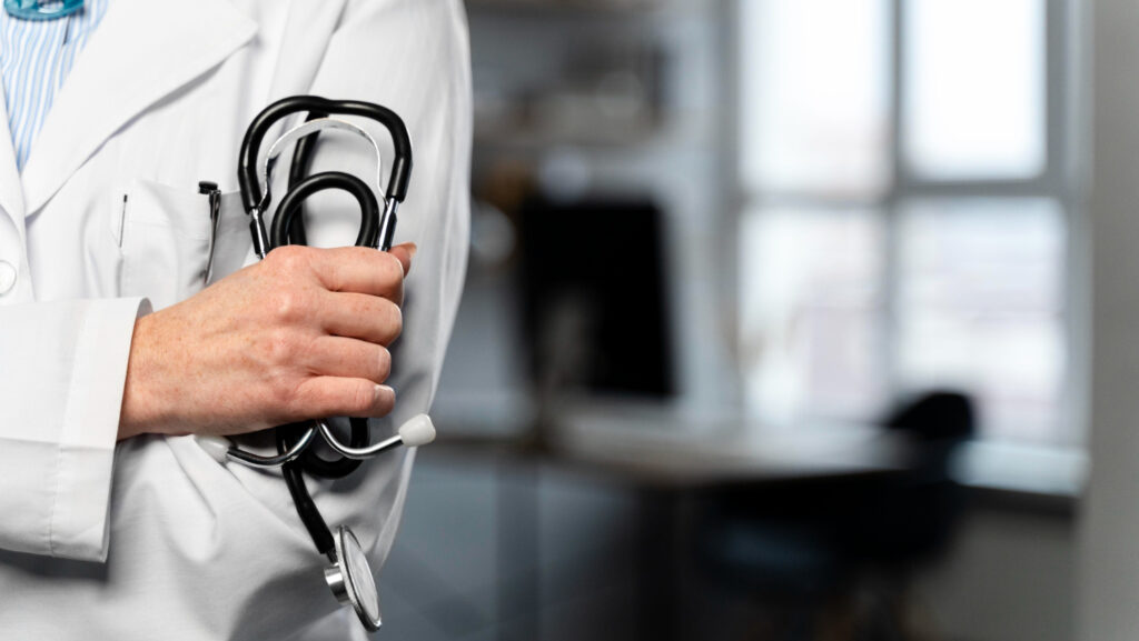 Medico di base nel suo studio durante una giornata di lavoro