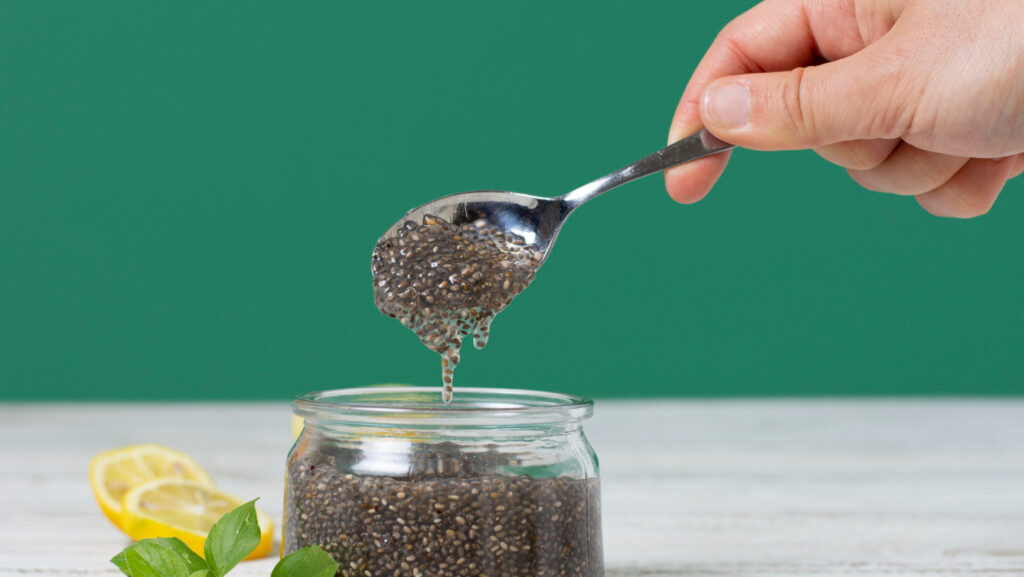 Semi di chia ammollati in un bicchiere su tavolo da cucina luminoso